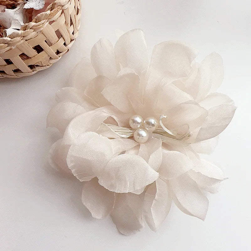 New Sweet White Pearl Cloth Flowers Hair Pin for Travel Show Party French Retro Side Clips Hair Band Girl Hair Accessoires